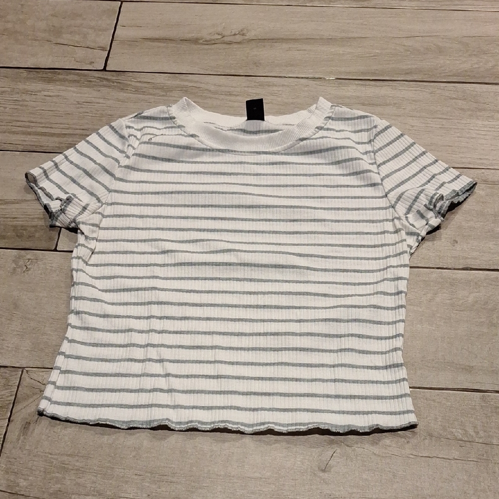 🍁SHEIN White and Gray Striped Fitted Crop Tee🍦